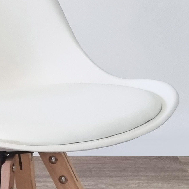 Chaise scandinave avec piètement en bois – Helsinki