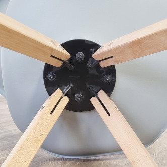 Chaise scandinave avec piètement en bois – Helsinki