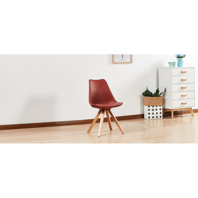 Chaise scandinave avec piètement en bois – Helsinki