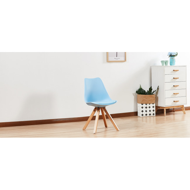 Chaise scandinave avec piètement en bois – Helsinki
