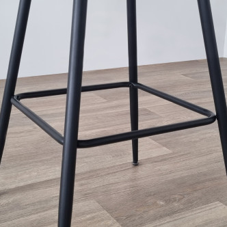 Tabouret de bar tissu bouclette noir et pivotant 360 ° en cannage de rotin - Neo