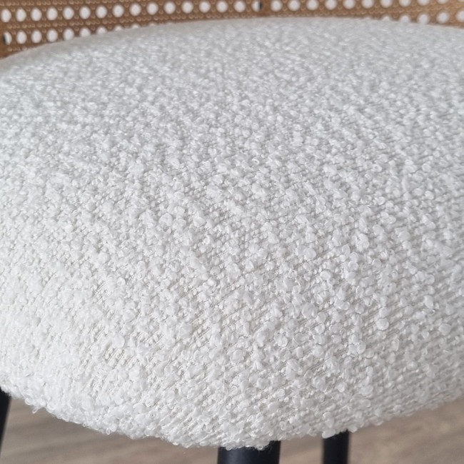 Tabouret de bar tissu bouclette blanc et pivotant 360 ° en cannage de rotin - Neo
