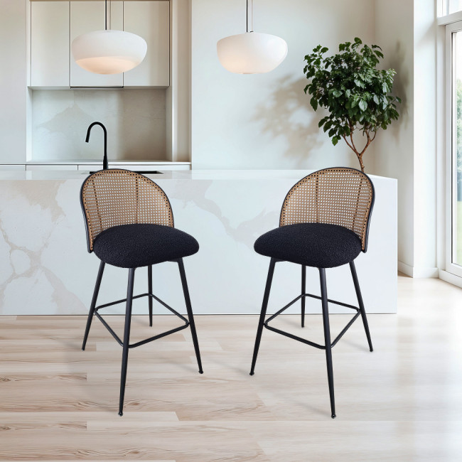 Lot de 2 tabourets tissu bouclette noir et pivotant 360 ° en cannage de rotin - Neo