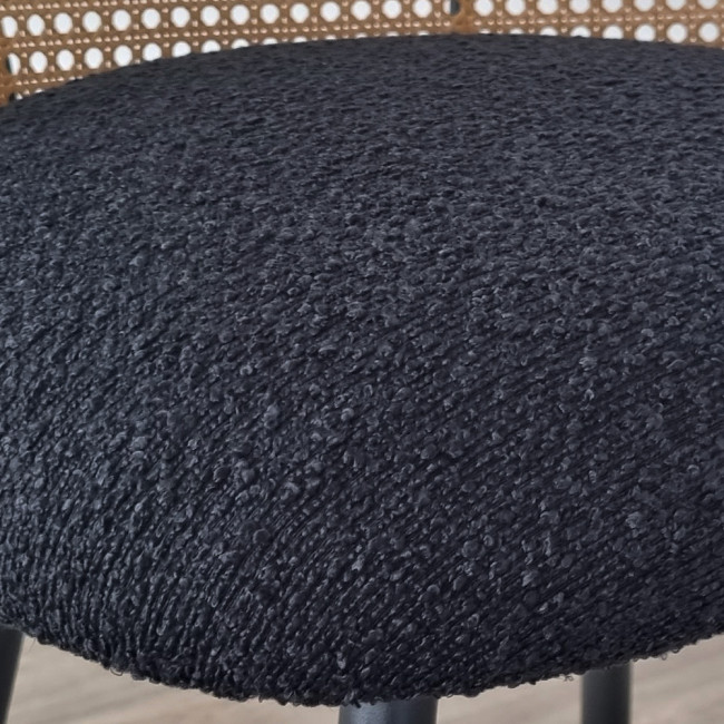 Lot de 2 tabourets tissu bouclette noir et pivotant 360 ° en cannage de rotin - Neo