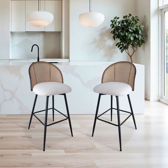 Lot de 2 tabourets tissu bouclette blanc et pivotant 360 ° en cannage de rotin - Neo